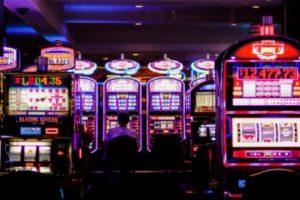 3 Keuntungan Bermain Mesin Slot di Casino Online